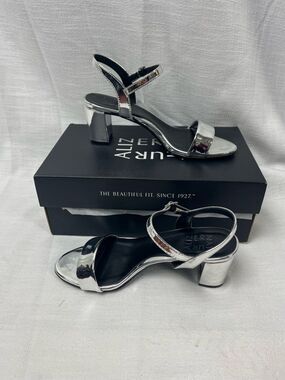 NEW IN BOX Naturalizer Bristol Silver Block Heel Sandals Size 7